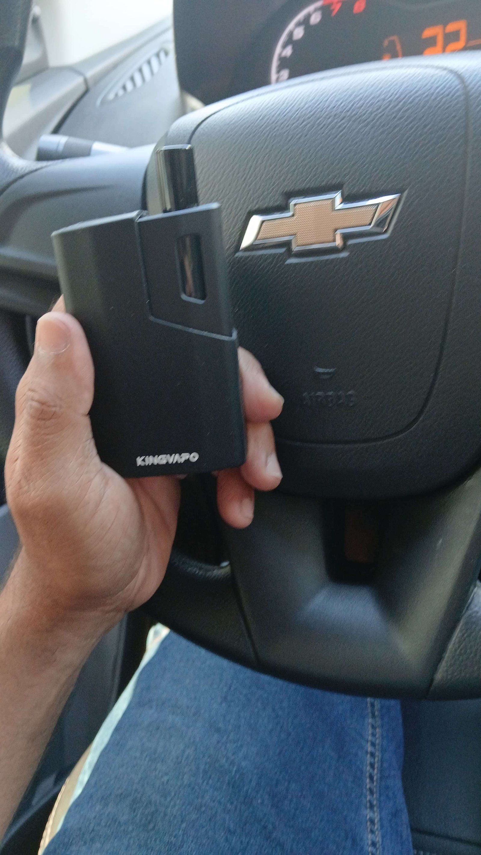 Vaporizador Zigg sendo usado no carro